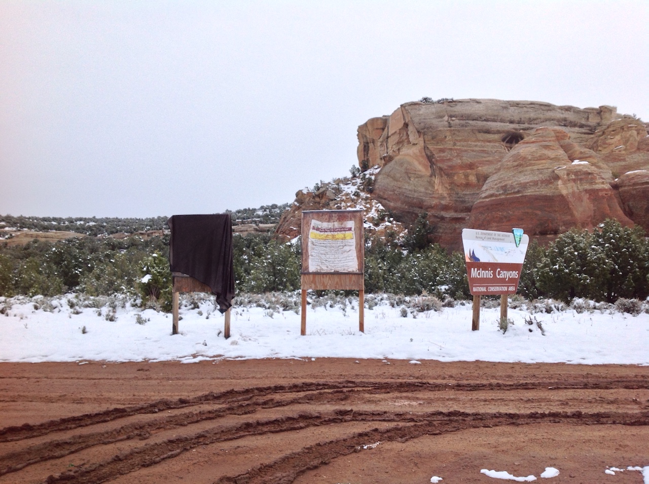 mcinnis-canyons-sign-snow-winter-backpacking-camping-morning-3